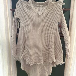 Elan Cream V-Neck Frayed Hem Cold Shoulder / High-Low Sweater
